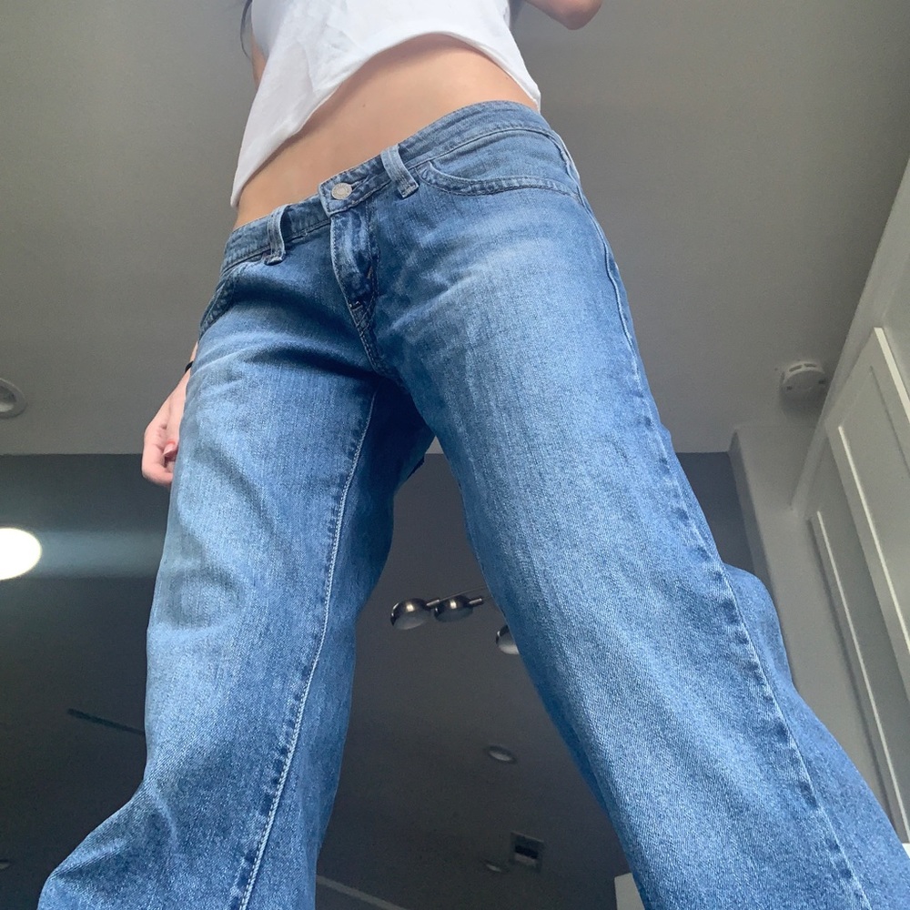 levi’s low waisted light wash jeans